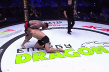 Võ sĩ tung "liên hoàn đấm" hạ gục đối thủ