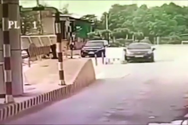 Bất ngờ đánh lái, xe du lịch đâm thẳng đảo dẫn, lật ngửa giữa trạm thu phí