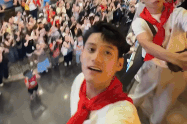 Diễn viên phim "Mưa đỏ" hát "Còn gì đẹp hơn", khán giả bật khóc