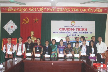 Gia đình cố Tổng Bí thư Lê Duẩn tặng học bổng đến học sinh nghèo hiếu học