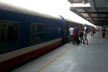 “Siết” quy định bán vé tàu điện tử để chặn “cò”, chống đầu cơ