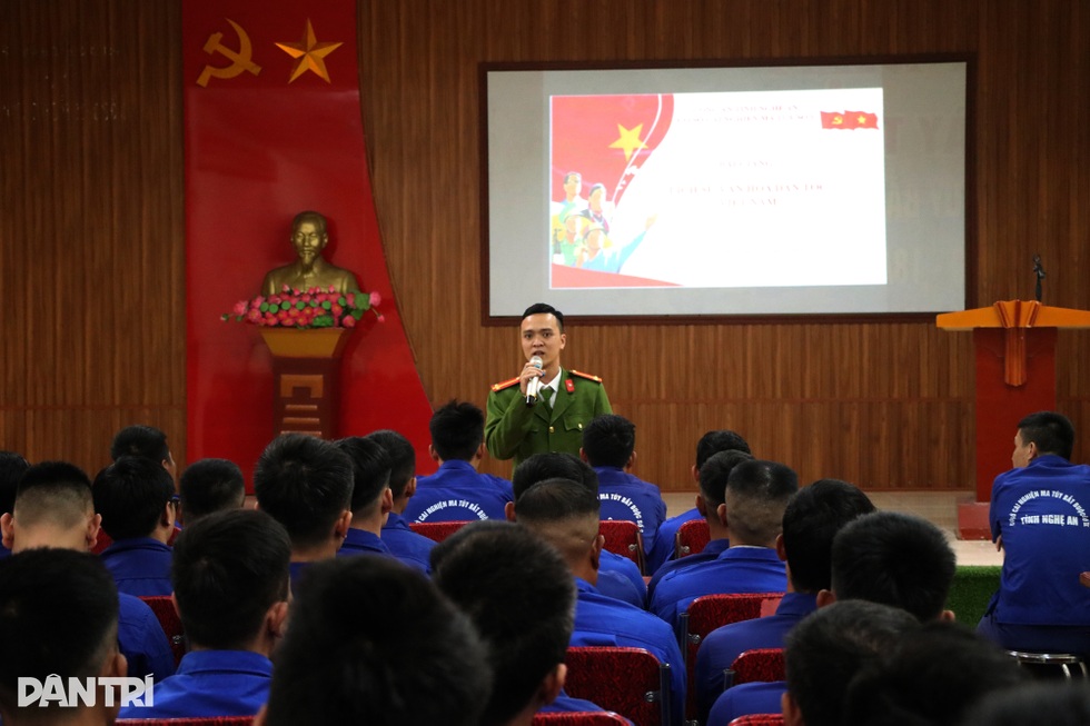 Người đàn ông 20 năm nghiện ma túy rưng rưng lần đầu tiên viết tên mình - 6 Người đàn ông 20 năm nghiện ma túy rưng rưng lần đầu tiên viết tên mình - 6