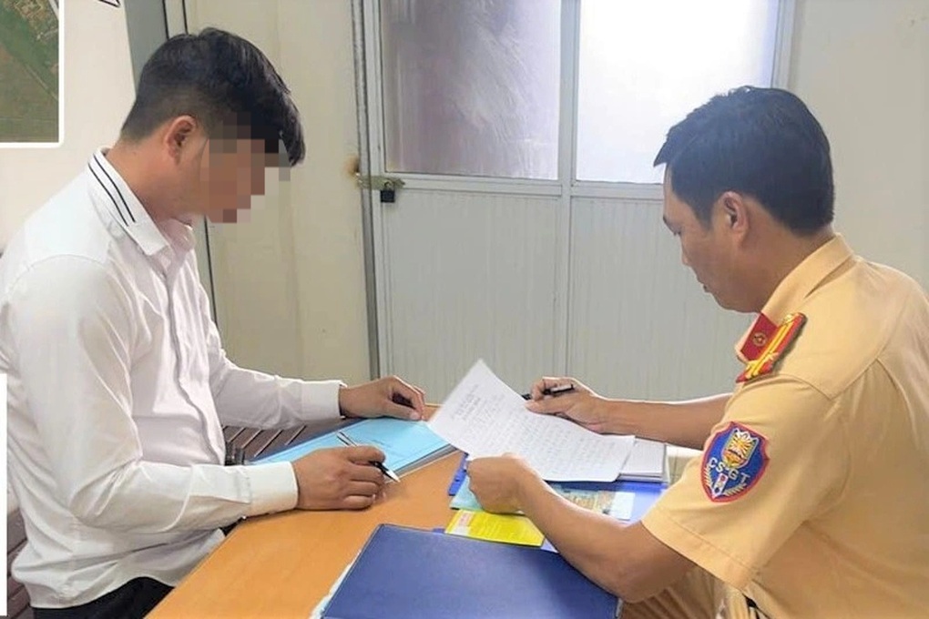 Xử phạt tài xế ô tô để trẻ em thò đầu ra ngoài qua cửa sổ trời - 1 Xử phạt tài xế ô tô để trẻ em thò đầu ra ngoài qua cửa sổ trời - 1