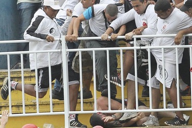 Loạn đả khủng khiếp trên sân cỏ Brazil