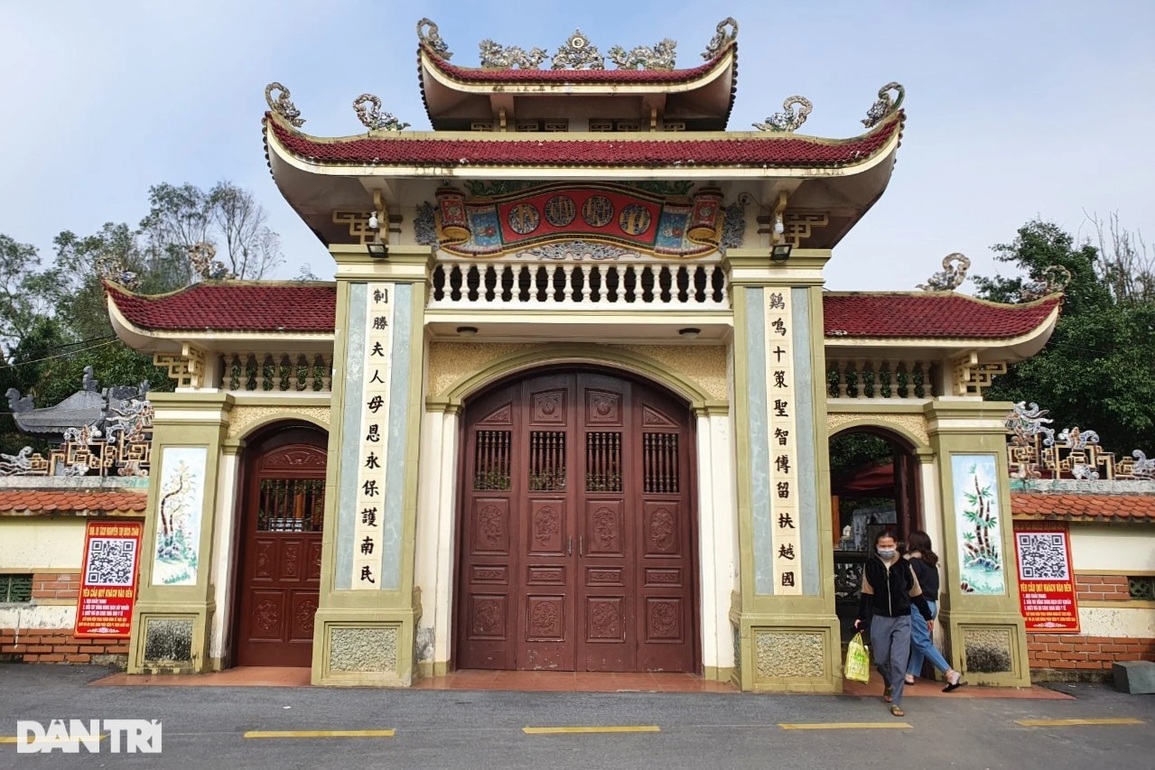 Đầu năm chen chúc tại Đền thờ Chế thắng Phu nhân Nguyễn Thị Bích Châu - 1 Đầu năm chen chúc tại Đền thờ Chế thắng Phu nhân Nguyễn Thị Bích Châu - 1
