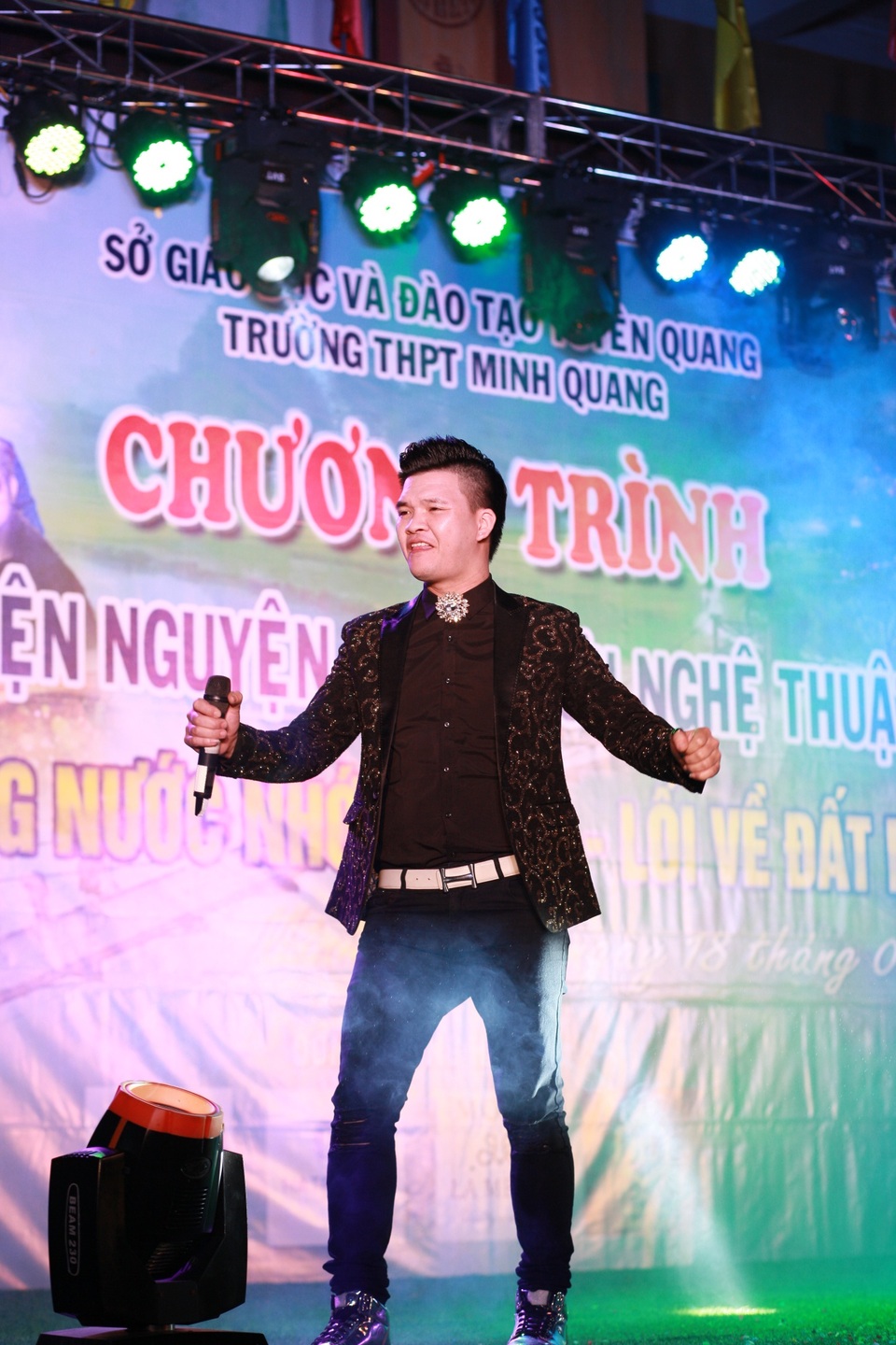 NSƯT Quang Tèo và dàn nghệ sĩ chung tay mang Tết đến vùng cao - 10 NSƯT Quang Tèo và dàn nghệ sĩ chung tay mang Tết đến vùng cao - 10