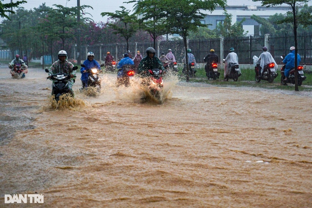 Áp thấp nhiệt đới tiến gần bờ, miền Trung đang mưa rất lớn - 2 Áp thấp nhiệt đới tiến gần bờ, miền Trung đang mưa rất lớn - 2