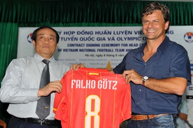 HLV Falko Goetz chính thức tiếp quản “ghế nóng”