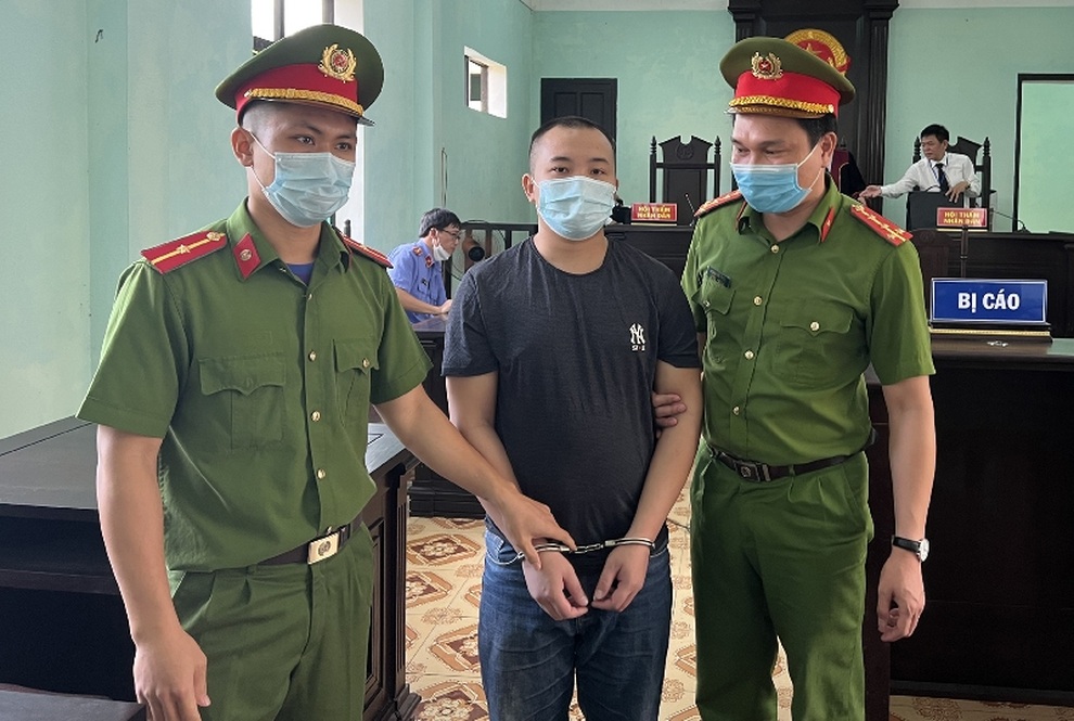 Nam tài xế thông chốt, chở theo cả cảnh sát bám trên cửa xe - 2 Nam tài xế thông chốt, chở theo cả cảnh sát bám trên cửa xe - 2