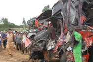 Xe khách đấu đầu, 43 người thương vong