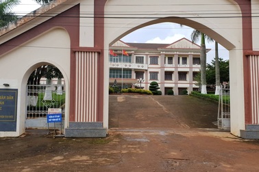 Cán bộ và người nhà “bỗng dưng” được cấp sổ đỏ trên đất quốc phòng