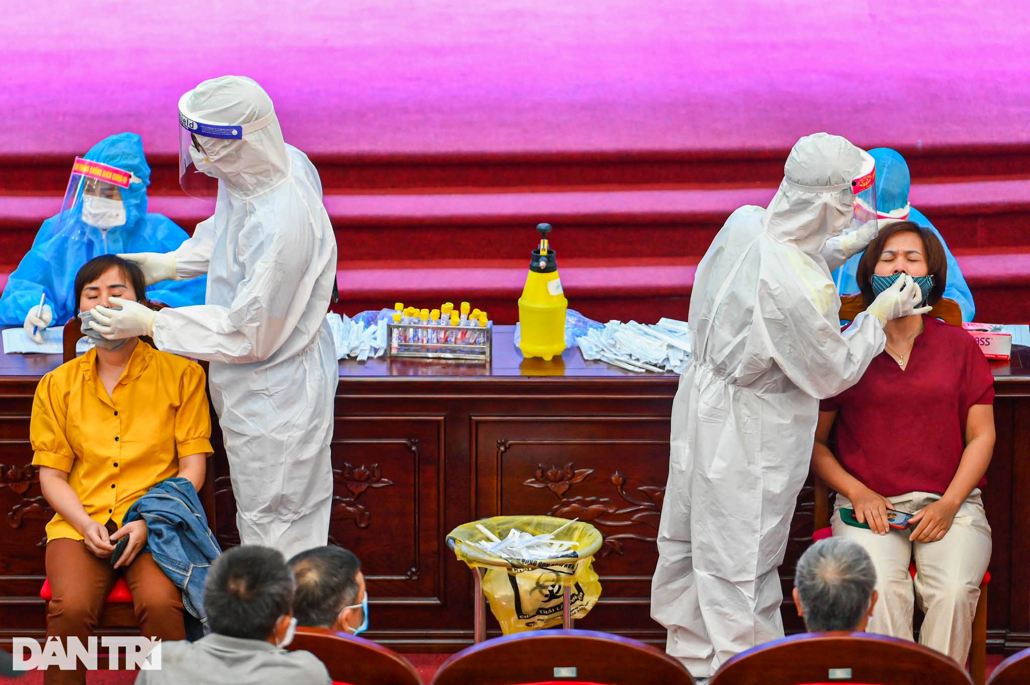 Xét nghiệm Covid-19 cho 4.000 cán bộ phục vụ công tác bầu cử ở Bắc Ninh - 13 Xét nghiệm Covid-19 cho 4.000 cán bộ phục vụ công tác bầu cử ở Bắc Ninh - 13