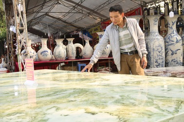 Phiến ngọc nguyên khối nặng hơn chục tấn, giá 2,6 tỷ đẹp hiếm có ở Yên Bái