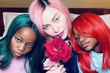 Madonna chia sẻ hình ảnh hạnh phúc bên con nuôi