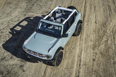 Vì sao Ford Bronco không có kính chắn gió gập lại được như Jeep Wrangler?