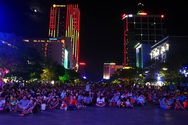 Người Sài Gòn chen chân đi ngắm pháo hoa mừng 30/4