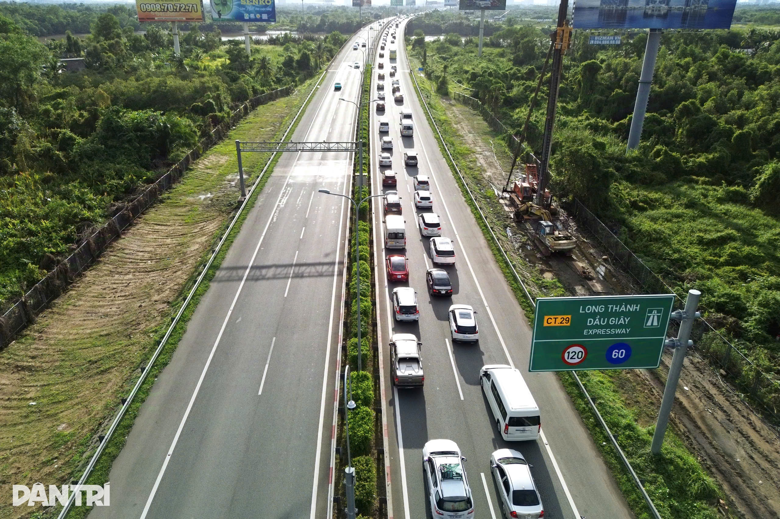 Ô tô xếp hàng dài trên cao tốc hướng về TPHCM sau kỳ nghỉ lễ Quốc khánh - 1