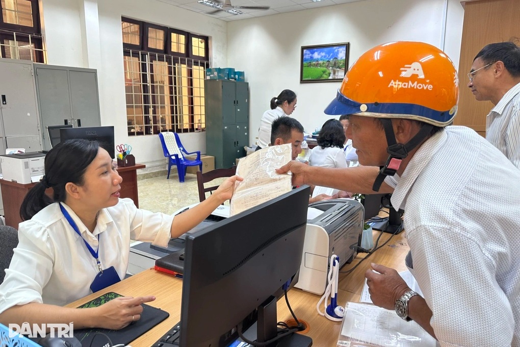 Chấn chỉnh vấn nạn cò làm giấy tờ tại Trung tâm phục vụ hành chính công - 2 Chấn chỉnh vấn nạn cò làm giấy tờ tại Trung tâm phục vụ hành chính công - 2