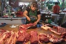 Tăng cao không chịu xuống: Dân ăn thịt lợn đắt, người buôn lãi đầy túi