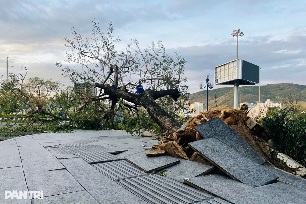 Kalmaegi càn quét miền Trung: 8 người chết, hàng nghìn nhà sập - 3 Kalmaegi càn quét miền Trung: 8 người chết, hàng nghìn nhà sập - 3