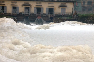 Kênh nổi bọt trắng như băng tuyết: Nỗi ám ảnh suốt 10 năm nay