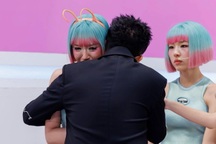 Bốn "em xinh" bị loại, Bích Phương khóc nấc sau cái ôm của Trấn Thành