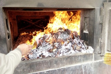 Rằm tháng Giêng, vàng mã vẫn cháy nghi ngút khắp các đền, chùa