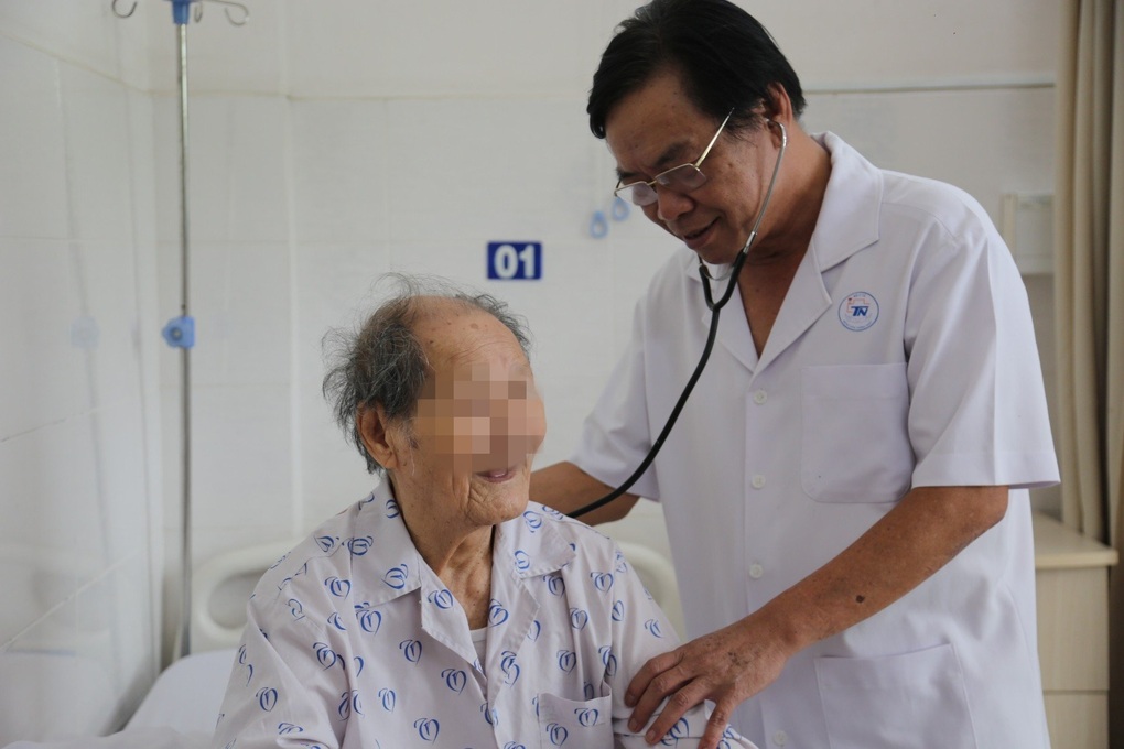 Căn bệnh là hiểm họa của nam giới: Cảnh giác khi một đêm tiểu 5-7 lần - 3 Căn bệnh là hiểm họa của nam giới: Cảnh giác khi một đêm tiểu 5-7 lần - 3