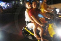 Hà Hồ không cậy là “sao” mà “quên” mũ bảo hiểm