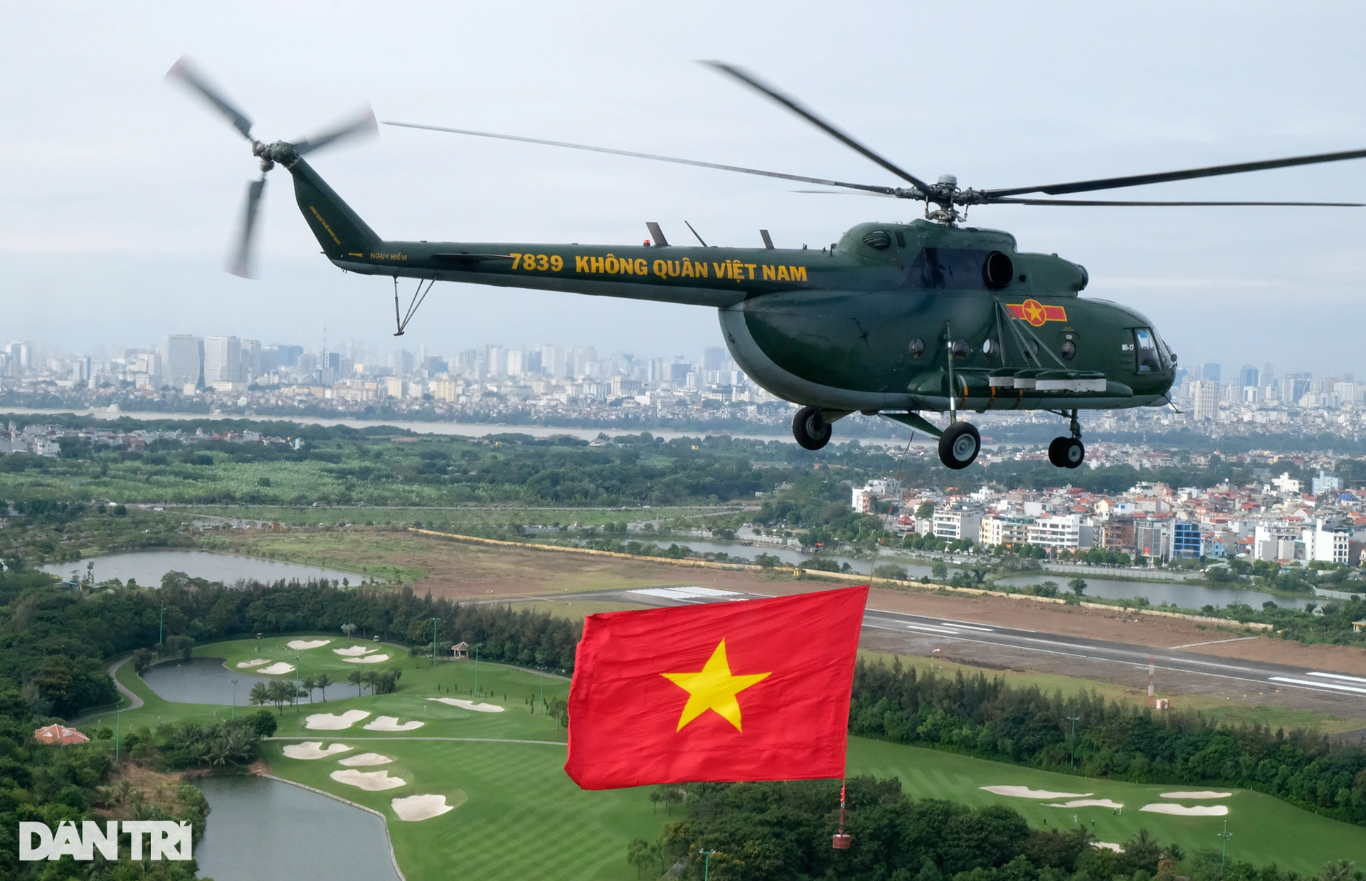 Cận cảnh dàn trực thăng bay huấn luyện phục vụ Triển lãm Quốc phòng quốc tế - 15 Cận cảnh dàn trực thăng bay huấn luyện phục vụ Triển lãm Quốc phòng quốc tế - 15