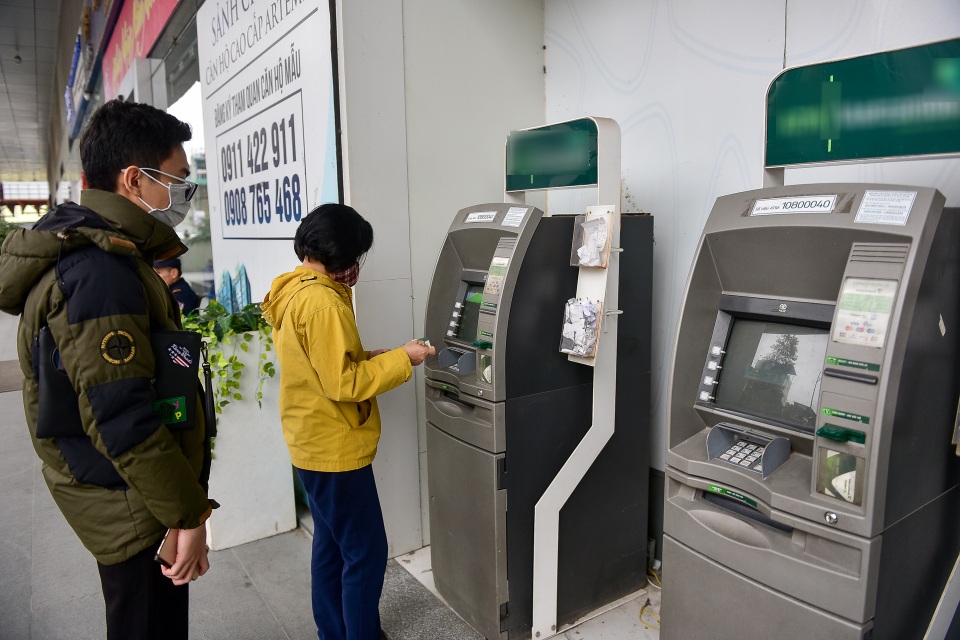 Hà Nội: Cây ATM thiếu nước rửa tay, người dân lo ngại lây lan dịch - 7 Hà Nội: Cây ATM thiếu nước rửa tay, người dân lo ngại lây lan dịch - 7