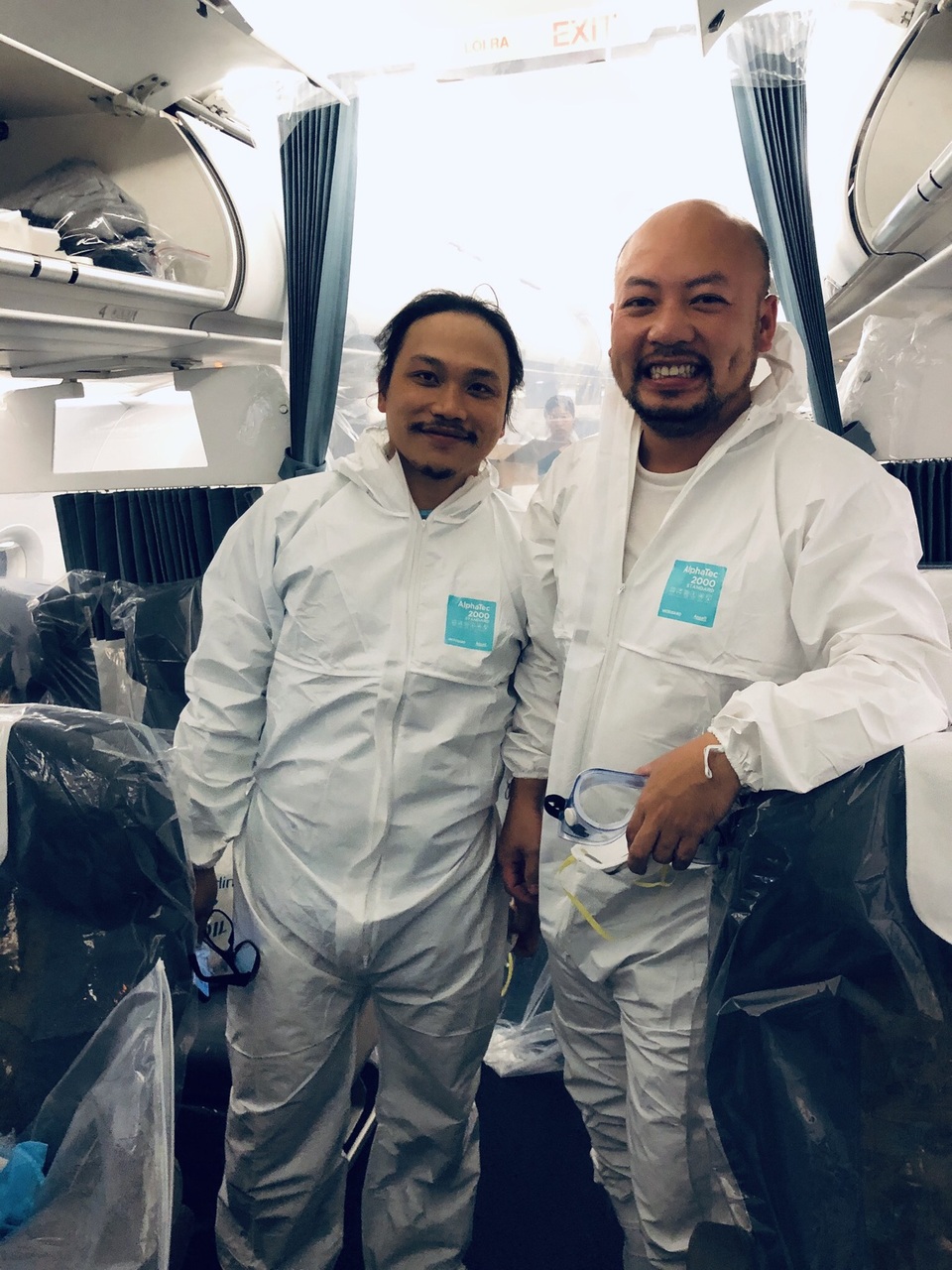 Vợ hốt hoảng, đồng nghiệp ngỡ ngàng vì nam thợ máy bất ngờ đi Vũ Hán - 1 Vợ hốt hoảng, đồng nghiệp ngỡ ngàng vì nam thợ máy bất ngờ đi Vũ Hán - 1