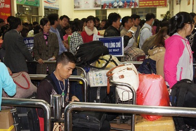 Hoãn nhiều chuyến bay do sương mù, hàng trăm hành khách “vật vờ”