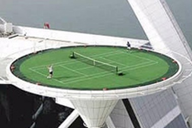 Đánh tennis trên lưng chừng trời