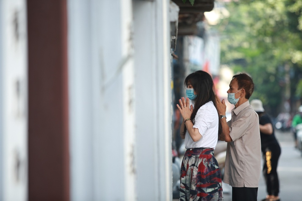 Đền chùa đóng cửa, người dân đứng vái vọng từ xa ngày mùng 1 âm lịch - 1 Đền chùa đóng cửa, người dân đứng vái vọng từ xa ngày mùng 1 âm lịch - 1