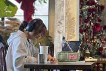 Sinh viên 3h đi cà phê, “cắm trại” xuyên đêm để học