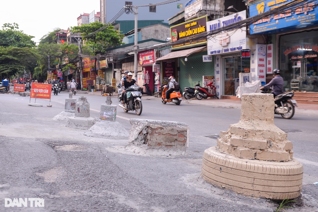 5 trụ bê tông bất ngờ mọc lù lù trước khu chung cư ở Hà Nội - 1 5 trụ bê tông bất ngờ “mọc lù lù” trước khu chung cư ở Hà Nội