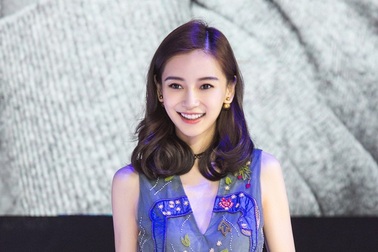 Angelababy xinh xắn nhận giải Nữ diễn viên được yêu thích nhất