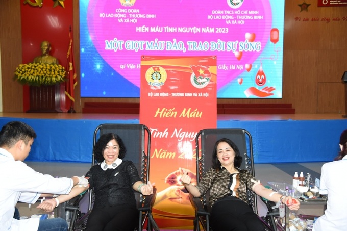 Cục trưởng Cục Phòng, chống tệ nạn xã hội Đàm Thị Minh Thu và Phó Cục trưởng Cục An toàn lao động Chu Thị Hạnh tham gia hiến máu tình nguyện tại Lễ phát động