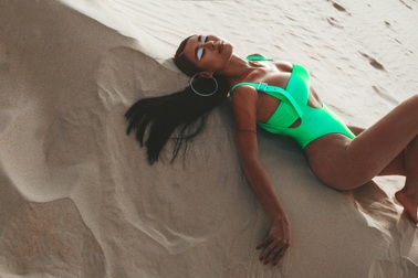 Nam Thư tung bộ ảnh bikini chào hè