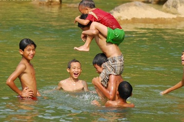 Làm gì khi trẻ say nắng, say nóng?
