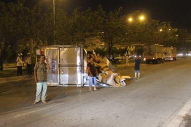 Xe tải đâm đổ cây xanh rồi lật ngang giữa đại lộ