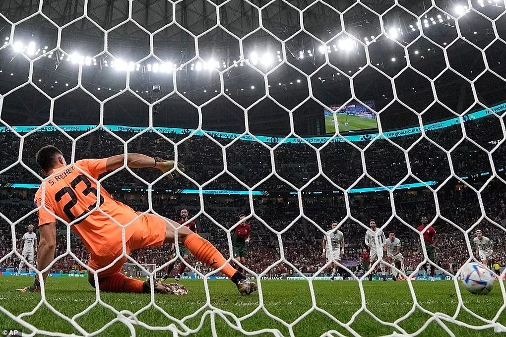 Ronaldo hai lần lỡ cơ hội lập kỷ lục trong chiến thắng của Bồ Đào Nha - 5 Ronaldo hai lần lỡ cơ hội lập kỷ lục trong chiến thắng của Bồ Đào Nha - 5