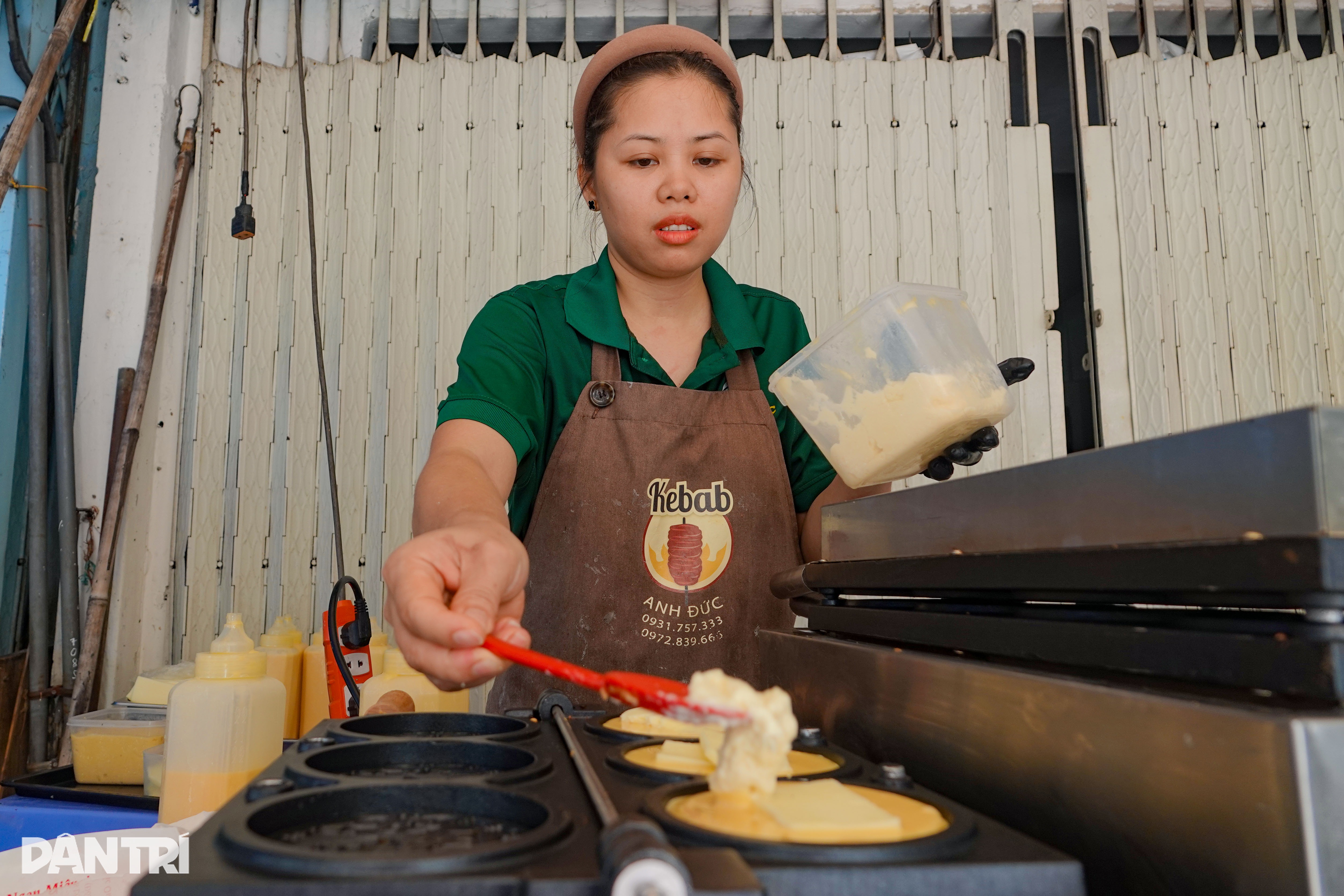 אמא לשלושה מוכרת 2,000 עוגות מטבעות בכל יום, הכנסות של יותר מ-6 טון אורז - 5 Mẹ 3 con bán 2.000 bánh đồng xu mỗi ngày, doanh thu hơn 6 tấn lúa - 5