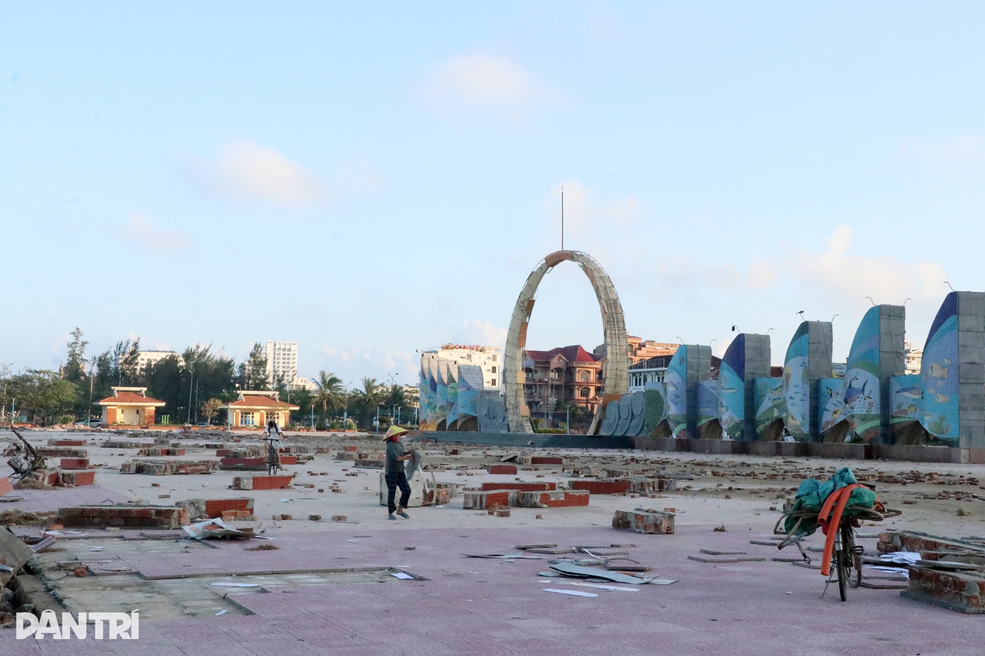 Quảng trường biển tan tác sau bão Bualoi - 1 Quảng trường biển tan tác sau bão Bualoi - 1