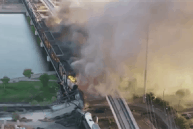 Tàu chở hàng 102 toa trật đường ray, cháy ngùn ngụt làm sập cầu ở Mỹ