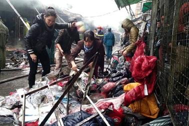 Hà Nội: Chợ Nhà Xanh tan hoang sau đám cháy