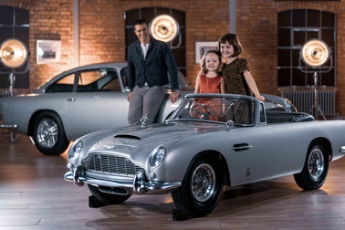 Aston Martin DB5 Junior - Chiếc xe trẻ con đắt hơn Mercedes C-Class