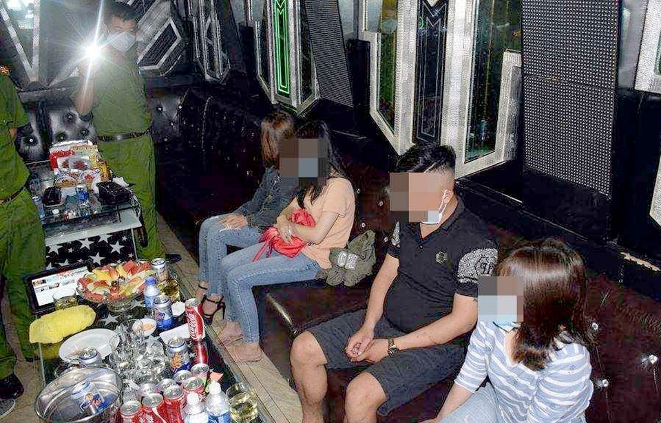Dân chơi phê ma tuý trong nhà hàng lúc về đêm - 1 Dân chơi phê ma tuý trong nhà hàng lúc về đêm - 1