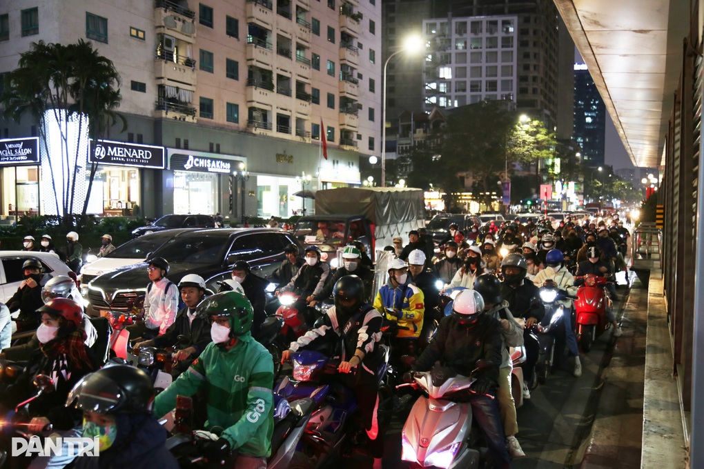 Người dân Hà Nội xếp hàng dài chờ... đèn xanh - 5 Người dân Hà Nội xếp hàng dài chờ... đèn xanh - 5